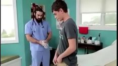 Reproduzir Minha bunda gulosa passou a noite inteira festejando e como posso explicar ao papai que é por isso que não consigo sentar?