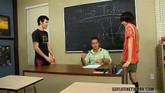 Play The teacher holds a small party on his class table.