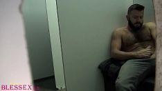 Riproduci Un francese e uno spagnolo si incontrano nel bagno del glory hole di una discoteca