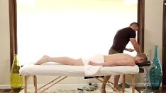Jouer Le masseur donne le massage et le client met son cul