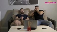Riproduci Si arrapa e si masturba guardando i video porno privati ​​del suo collega
