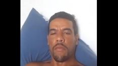 Jouer Gypsy gay se masturbe avec son mobile