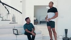 Jouer Le jeune homme noir lui donne une énorme bonne baise!