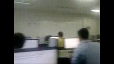 Redă Gay fierbinte care se masturbează într-o bibliotecă