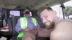 Reproduzir Trabalhador maduro tendo seu pau chupado por um homem gay