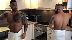 Reproduzir O melhor de acordar cedo é um delicioso café com muito leite da sua colega de quarto.