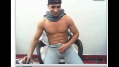Redă Arab își arată farmecele pe webcam.
