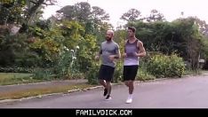 Jouer Mon prof de gym me donne un coup de main avec le sport et avec mon cul.
