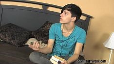 Reproduzir Eu que vim com vontade de estudar e acabei na mesa e com o meu pau na boca.