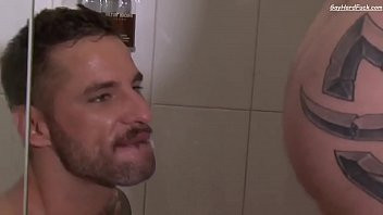 Reproduzir Eu gosto de foder nos banheiros e mijar com meu namorado