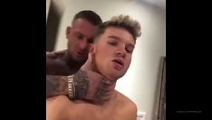 Reproduzir Lambendo-se de prazer e sem conseguir parar de chupar com a boca cheia de porra.