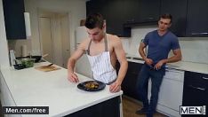 Afspelen Ze kookt met haar schort met niets eronder en haar kont bloot ...
