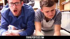 Afspelen De lul van de bewaker delen met papa.