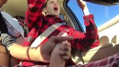 Jouer Des amis vicieux se branlent dans la voiture en conduisant.