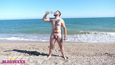 Reproduzir Homem heterossexual vai a uma praia de nudismo e se masturba com um canudo na areia