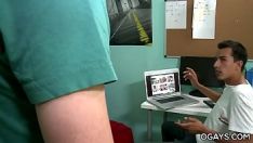 Riproduci Scopri il porno gay sul pc del suo amico
