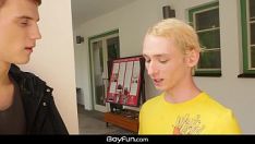 Reproducir Su nuevo novio gay es una rubia a la que le encanta chuparla y montarla todos los días.
