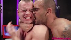 Jouer Je dois crier, il le pousse à fond..