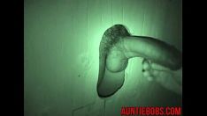 Reproducir Chupando pollas en un gloryhole, que morboso ..