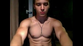 Afspelen Aantrekkelijke gay masturberen en pecs tonen op webcam