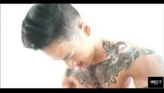 Reproducir Sexy asiático tatuado se vuelve loco por el culo de su amigo.