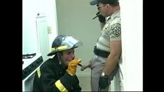 Abspielen Der Feuerwehrmann lutscht den Schwanz dieses Polizisten..