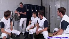 Reproduzir Os meninos da academia fodendo juntos no vestiário
