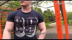 Riproduci Incontra un uomo gay nel parco e lo invita a casa per scopare