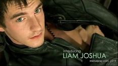 Reproduzir Liam joshua mostrando seus encantos na webcam.