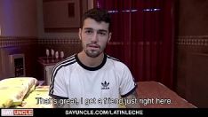 Jouer Ils lui cassent le cul latin avec des bites bien dures, quelle baise !