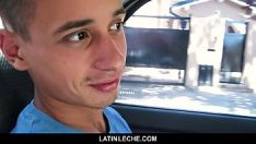 Reproduzir Lambendo um galo cabeludo no táxi por dinheiro.