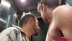 Redă Se întâlnește cu vecinul din lift și ajung să se tragă.