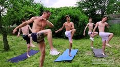 Reproduzir Orgia de meninos magros fitness