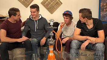 Abspielen Gruppensex in einer hausgemachten Chill-Out-Party mit Shisha