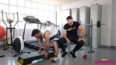 Abspielen Nein, ich bin nicht in der Form, diesen leckeren kleinen Arsch auf dem Laufband im Fitnessstudio zu ficken.