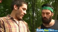 Jouer Sucer deux bites dans une forêt ..