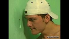 Afspelen Een goede lul zuigen bij de gloryhole op het werk