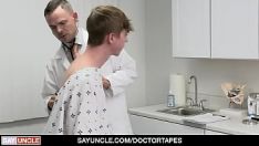 Reproducir Parece que los médicos lo ponen cachondo ..