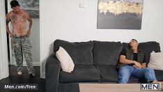 Redă Băiatul ei militar vine dorind niște sex dur