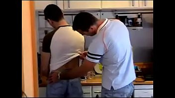 Redă Acest tip francez gay primește o mulțime de fundi cu blugi